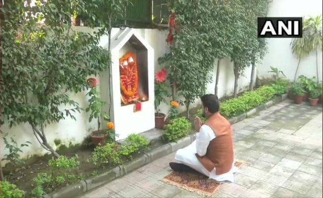 Budget 2020:वित्त राज्यमंत्री अनुराग ठाकुर ने बजट से पहले की पूजा, पढ़ा हनुमान चालीसा