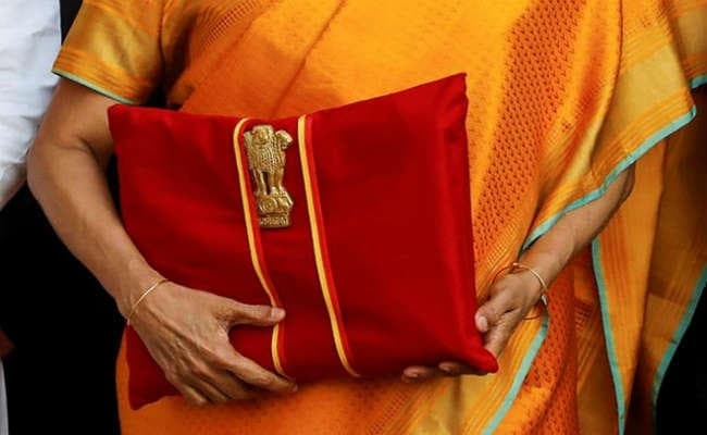 Budget 2020: इस बार भी ‘बही-खाता’ के साथ संसद आईं वित्त मंत्री निर्मला सीतारमण