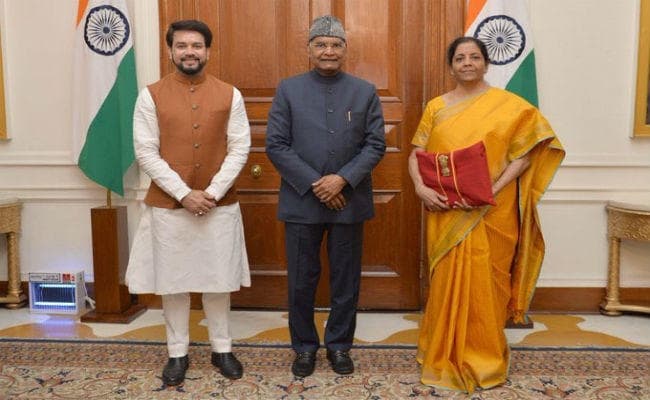 पीली साड़ी में लाल बहीखाते के साथ बजट पेश करने पहुंची  NirmalaSitharaman