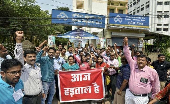 बैंकों के बंद रहने से कारोबार प्रभावित, बाजार में पसरा सन्नाटा