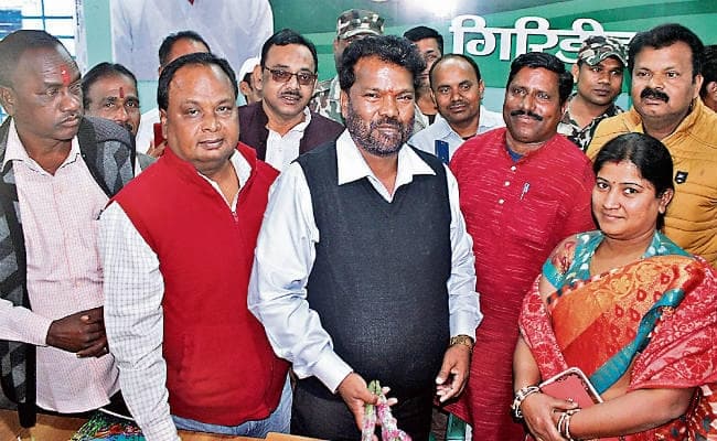 गिरिडीह : बेहतर शिक्षा व्यवस्था उपलब्ध कराना प्राथमिकता : जगरनाथ महतो