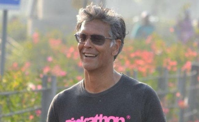 फिट रहने के लिए जिम जाना जरूरी नहीं, जानें मिलिंद सोमन की  फिटनेस का राज