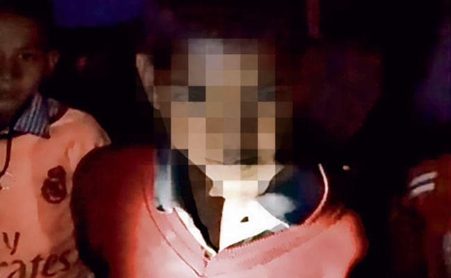 नवादा : बिस्कुट चोरी के आरोप में बच्चे की पोल से बांधकर की पिटाई