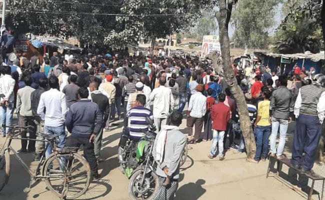 चतरा में सरस्वती की प्रतिमा का विसर्जन करने जा रहे तीन युवकों को पिकअप वैन ने रौंदा, दो की मौत, एक घायल