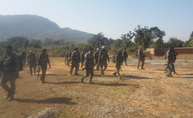 झुमरा पहाड़ की तलहटी रजडेरवा-चैयाटांड़ के बीच जंगल में मुठभेड़, 600-700 राउंड फायरिंग हुई, एक जवान घायल