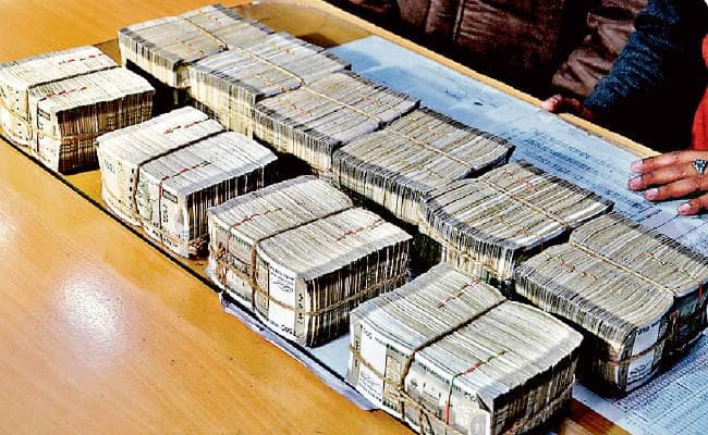 तपिस्वनी एक्सप्रेस के दो यात्रियों के पास से 50 लाख रुपये बरामद