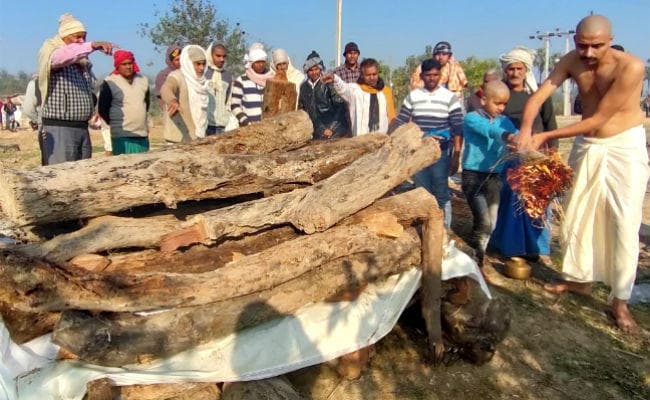 नौ वर्षीय पुत्र ने दी पिता को मुखाग्नि, AK 47 की गोली चलने से हुई थी कॉन्स्टेबल पवन की मौत