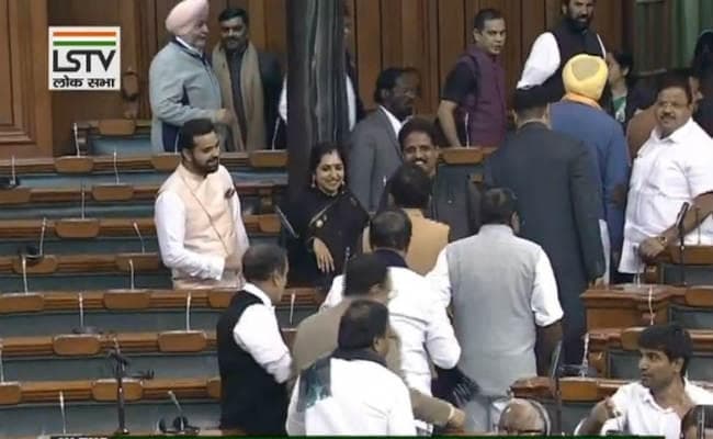 संसद LIVE:  विपक्ष के हंगामे पर प्रवेश वर्मा ने कहा- भाजपा की सरकार आने के बाद से बढ़ी भाईचारा