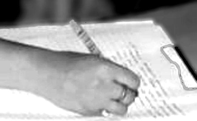 इंटरमीडिएट परीक्षा : भौतिकी और इतिहास के प्रश्न और उत्तर वायरल, मचा हड़कंप, सहरसा में पकड़ाया ”मुन्नाभाई”