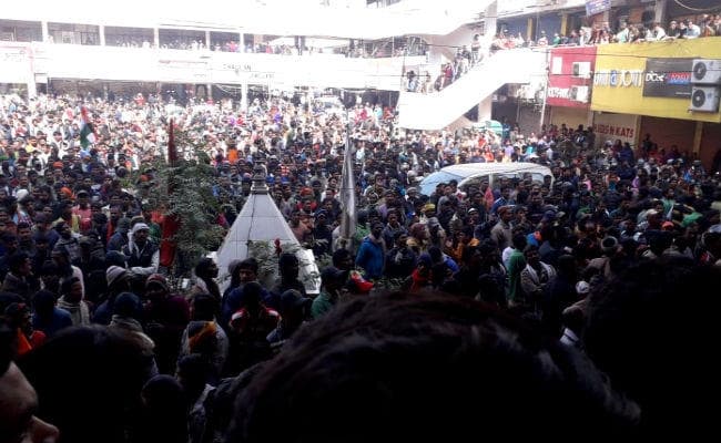 नगर निगम के चतुर्थवर्गीय कर्मियों ने मौर्यालोक पर किया प्रदर्शन, चौक-चौराहों पर फेंके कचरे