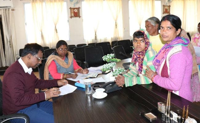 सिमडेगा : समाहरणालय में लगा जनता दरबार, विधवा व वृद्धा पेंशन की मांग लेकर पहुंचे फरियादी