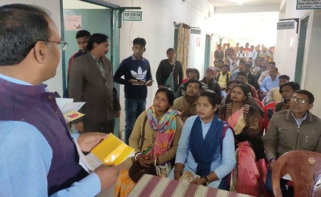 सिमडेगा : ड्राइविंग लाइसेंस बनवाने आये आवेदकों की हुई काउंसलिंग