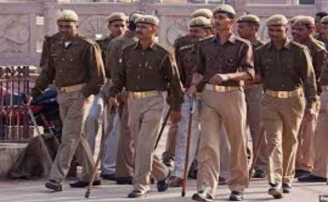 अपराधियों की तलाश में कभी दूधवाला तो कभी हॉकर बन रही पुलिस