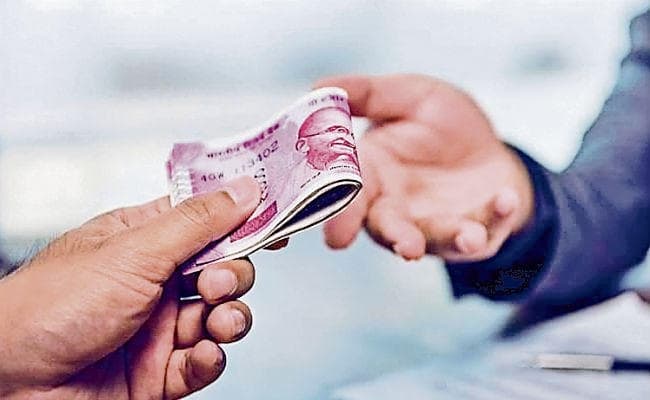 पुरुषों की तुलना में कम रिश्वत लेती हैं महिलाएं, घूस लेने वालों में राजस्व और इंजीनियरिंग सेवा के पदाधिकारियों की संख्या तीस फीसदी