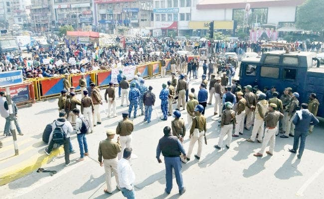 दारोगा बहाली परीक्षा में धांधली को लेकर अभ्यर्थियों का हिंसक प्रदर्शन, पुलिस ने दौड़ा-दौडा कर पीटा, ...देखें वीडियो