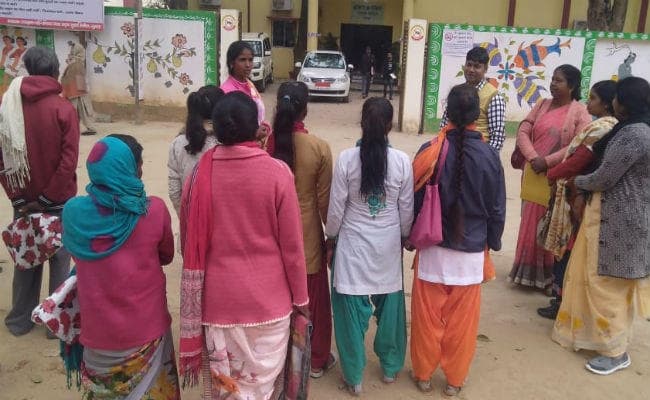 CM के ट्वीट के बाद पीडि़त लड़कियों से मिले डीसी, कहा : मानव तस्करों को पकड़ने में मदद करें ग्रामीण