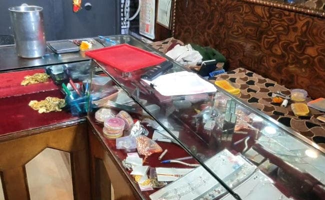 वैशाली की ज्वेलरी दुकान में ग्राहक बनकर घुसे छह अपराधी, पिस्टल दिखा दो करोड़ के आभूषण लूटकर हुए फरार