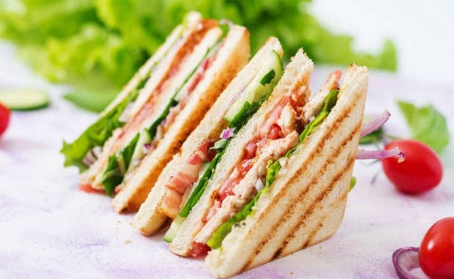 करोड़ों की सैलरी पाने वाले बैंकर ने की सैंडविच की चोरी, निलंबित