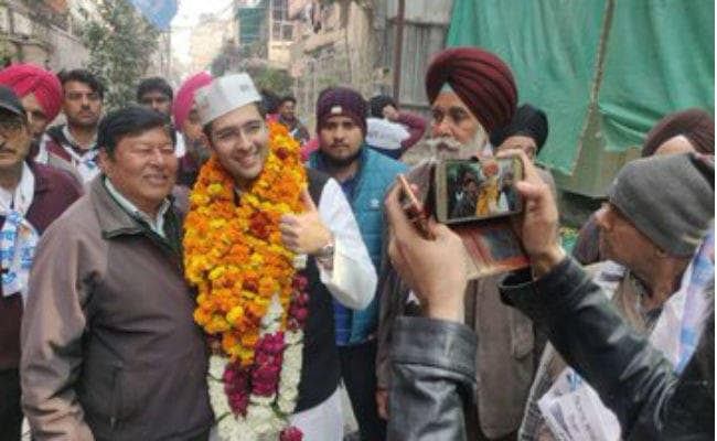 Delhi Vidhan Sabha Chunav 2020 News: वोट मांगने पर इस ''आप'' प्रत्याशी से कह रहीं हैं लड़कियां- मुझसे शादी करोगे...