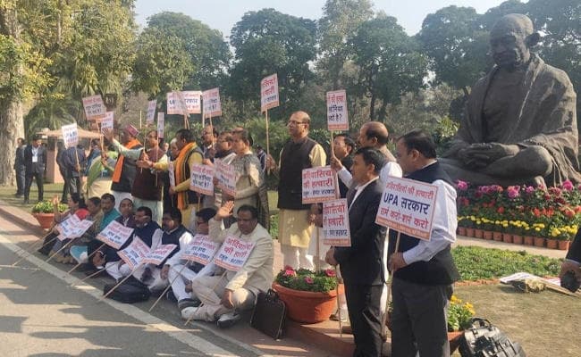 संसद के अंदर और बाहर उठा झारखंड में नरसंहार का मुद्दा, सांसदों ने किया प्रदर्शन