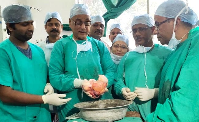 छह माह के नवजात के पेट से निकाला गया सवा किलोग्राम का भ्रूण