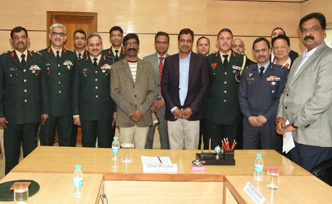 मुख्यमंत्री हेमंत सोरेन ने कहा : सेना की वर्दी को देखकर होता है अभिमान, झारखंड के युवाओं में अपार क्षमता मुख्यमंत्री हेमंत सोरेन ने कहा : सेना की वर्दी को देखकर होता है अभिमान, झारखंड के युवाओं में अपार क्षमता