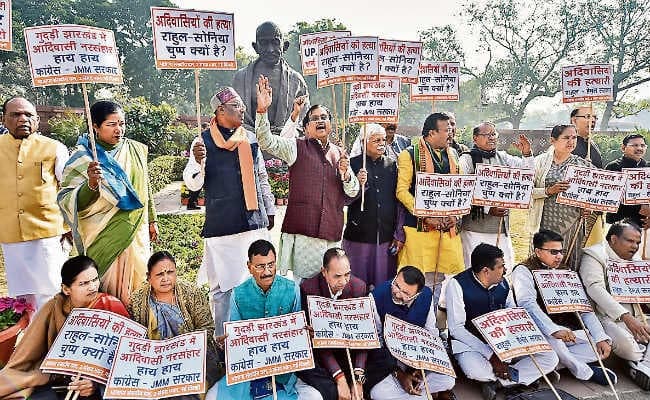 संसद में गूंजा चाईबासा में आदिवासी नरसंहार का मामला, भाजपा सांसदों ने स्लोगन लिखी, तख्तियां लहरायी