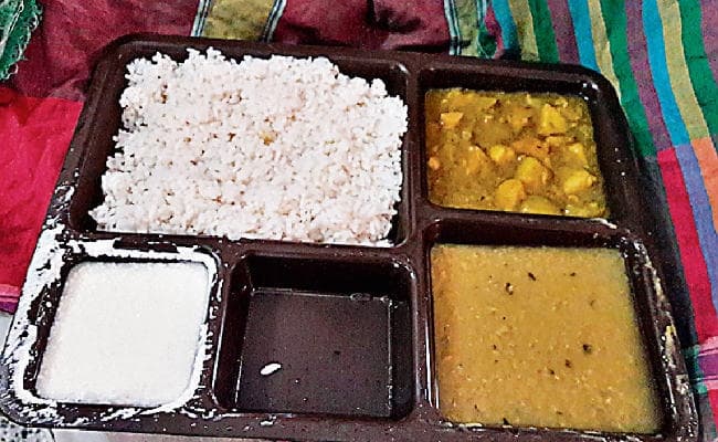 किचन मॉनिटरिंग कमेटी ने रिम्स निदेशक को सौंपी जांच रिपोर्ट, मरीजों के खाने में कीड़ा मिलने की हुई पुष्टि