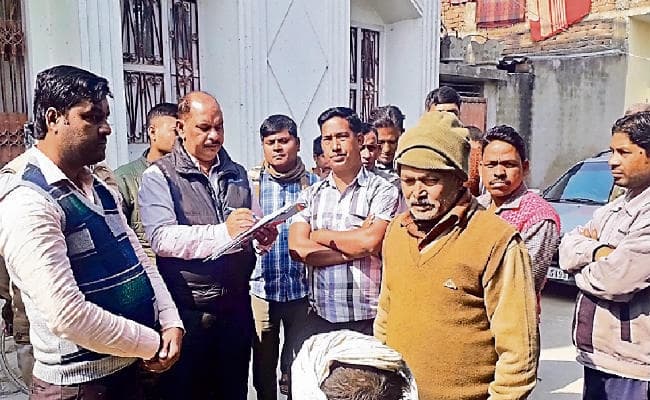 पूर्व मुखिया और पैक्स अध्यक्ष के घर में निगरानी ने मारा छापा