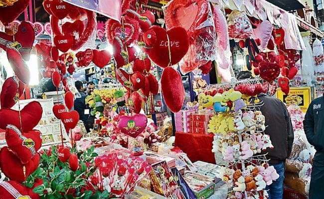 10 Best Valentine''s Day Gifts Idea: जानें वेलेंटाइन गिफ्ट आईडिया फॉर पार्टनर एंड लवर, अर्फोडेबल कॉस्ट एंड बजट...
