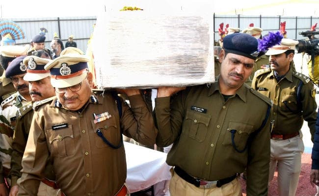 पटना पहुंचा शहीद रमेश का पार्थिव शरीर, डीजीपी ने दिया कंधा, पैतृक गांव में होगा अंतिम संस्कार, ..देखें तस्वीरें