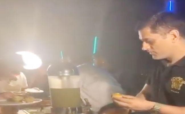 धौनी का चावला और आर पी सिंह को गोलगप्पे खिलाते VIDEO वायरल