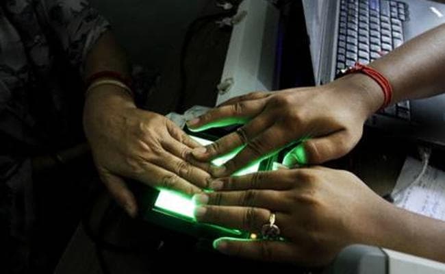 कोलकाता में AADHAR अपडेट करने का काम रुका, बैंककर्मी को तीन घंटे तक बंधक बनाया