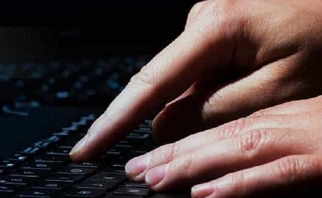 पुलिस अधिकारी का फेसबुक अकाउंट हैक कर किया ये काम, केस दर्ज