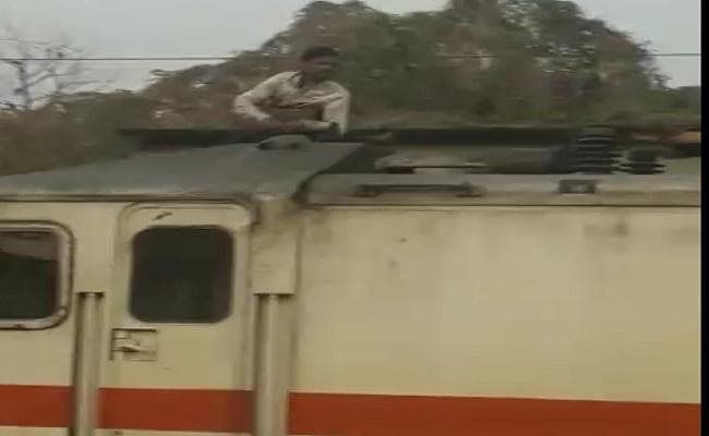 TikTok वीडियो के लिए ट्रेन की इंजन पर चढ़ गया युवक और फिर...