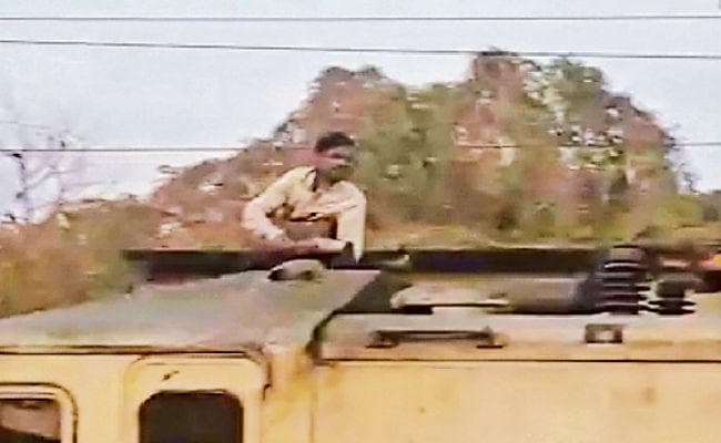 .....जब टिकटॉक वीडियो बनाने के लिए ट्रेन के इंजन पर चढ़ा सनकी युवक