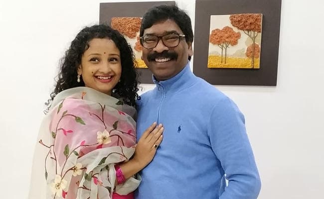 झारखंड के मुख्यमंत्री हेमंत सोरेन पत्नी कल्पना के साथ शादी की सालगिरह मनाने उत्तर प्रदेश पहुंचे, कही यह बात