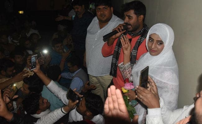 ''लैला मजनू'' लुक में फिल्‍म प्रमोट करने पहुंचे अक्षरा सिंह-प्रदीप पांडेय, दीदार को बेकाबू हुए फैंस