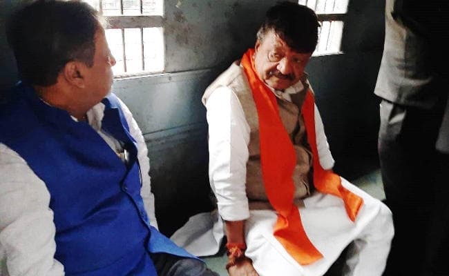 कोलकाता में अभिनंदन रैली निकालते भाजपा नेता कैलाश विजयवर्गीय गिरफ्तार