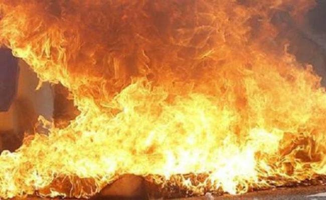 बर्नपुर : हीरापुर में लगी आग, 10 दुकानें खाक