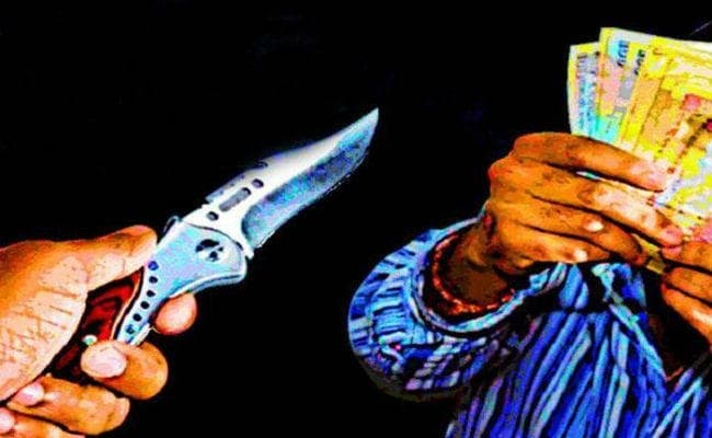 हथियार दिखा कर लूटपाट