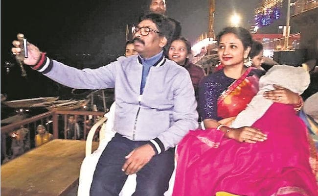 रांची : शादी की सालगिरह पर हेमंत सोरेन ने सपरिवार की बाबा विश्वनाथ की पूजा, लिया आशीर्वाद