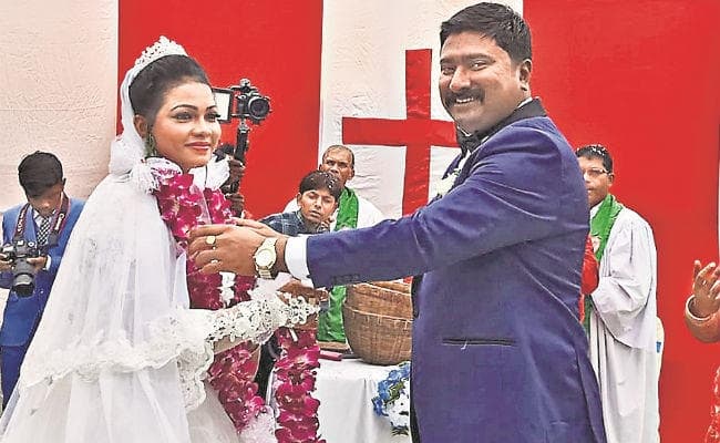 पाकुड़िया : एक दूजे के हुए सांसद विजय हांसदा व कैथरिन