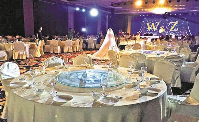 अपने साथी की मौत पर भड़के चिकित्सक, चीन में अब डॉक्टरों पर हो रहे हमले, इधर कोरोना का खौफ, बिन मेहमान हुई शादी