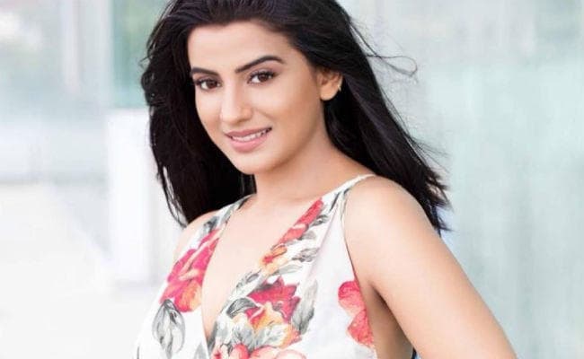 बॉक्‍स ऑफिस पर लैला अक्षरा ने मचाया धमाल, दूसरे दिन भी सभी शो हाउसफुल