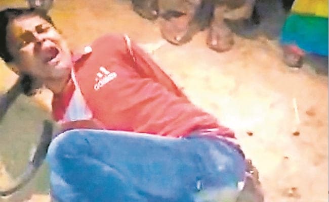 नवादा : चोरी का आरोप लगाकर भीड़ ने युवक को पीटकर किया अधमरा