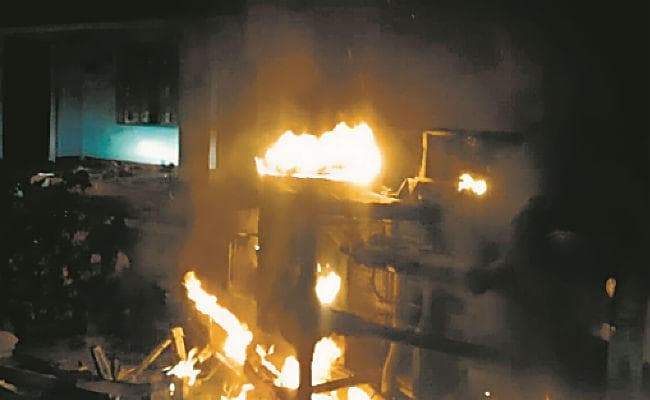 कटिहार : गिरफ्तार वारंटी की मौत की अफवाह पर थाने को फूंका