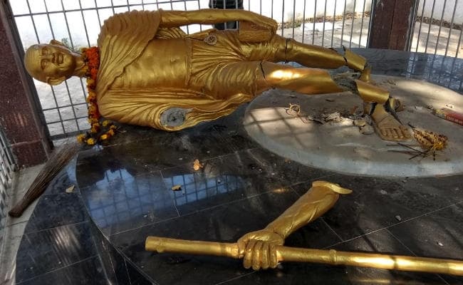 हजारीबाग में महात्मा गांधी की प्रतिमा को किया क्षतिग्रस्त, लोगों में आक्रोश