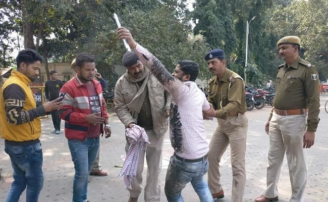 पटना : सीएम आवास के बाहर युवक का हंगामा, आत्मदाह की कोशिश, सुरक्षाकर्मियों ने बचायी जान