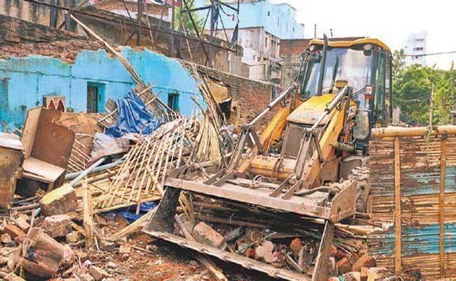 हाजीपुर-सुगौली रेल लाइन से हटाया गया अतिक्रमण